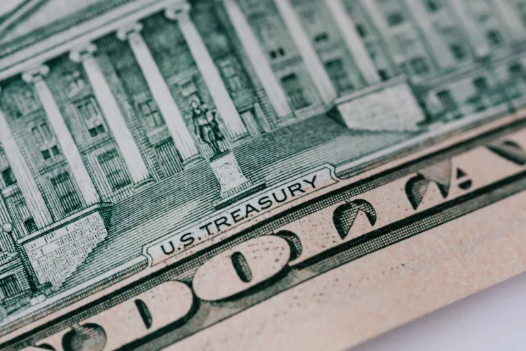 Primer plano de un billete con la inscripción «U.S. Treasury», imagen que ilustra la renta fija y la deuda pública.