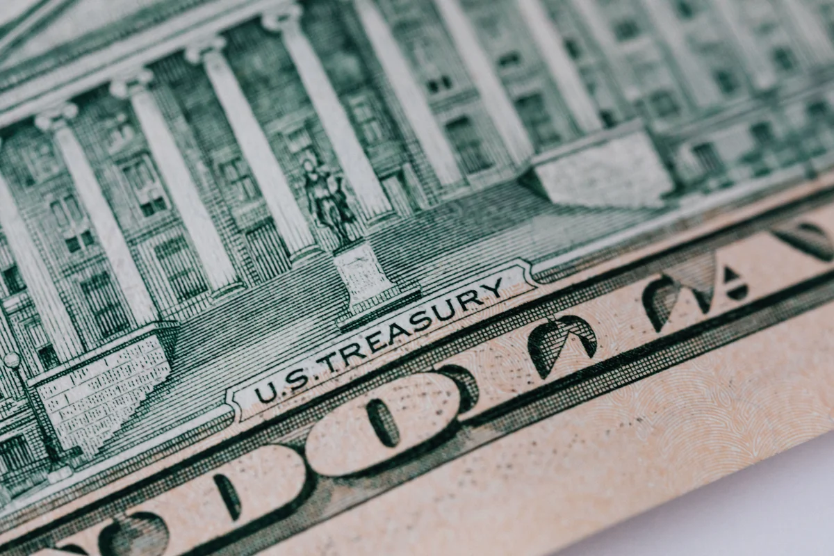 Primer plano de un billete con la inscripción «U.S. Treasury», imagen que ilustra la renta fija y la deuda pública.