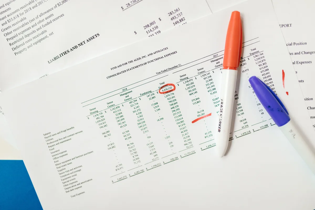 Estados financieros de una empresa sobre una mesa — análisis fundamental