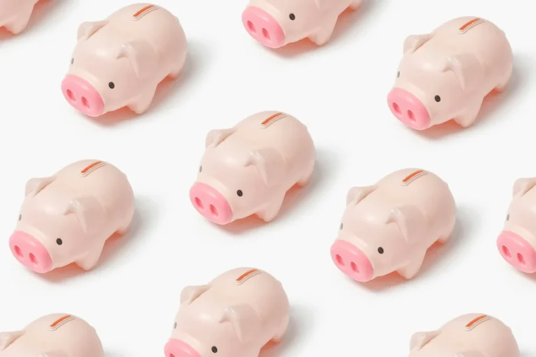 Múltiples huchas de plástico rosa organizadas sobre fondo blanco, representando el concepto de ahorro e inversión colectiva en fondos