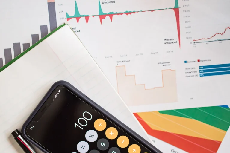 Informe financiero con gráficos y calculadora sobre una mesa