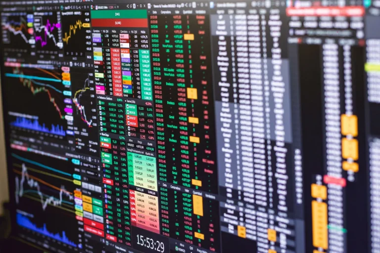 Pantalla de cotizaciones de bolsa en tiempo real con gráficos y precios