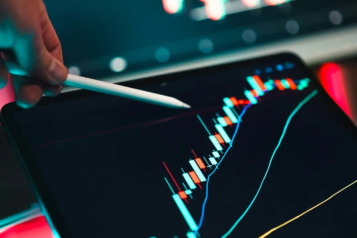 Pantalla de gráfico con indicadores técnicos sobre el precio
