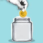 Mano echando una moneda de euro en un tarro de ahorro, concepto de cuenta remunerada