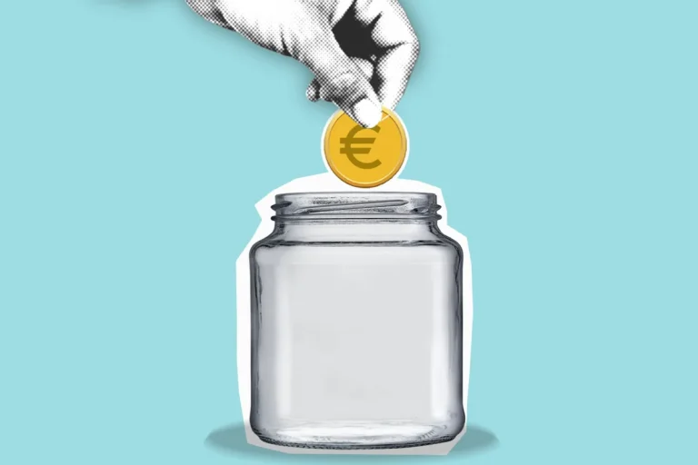 Mano echando una moneda de euro en un tarro de ahorro, concepto de cuenta remunerada